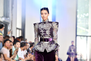 1986930757_ElieSaabRunwayParisFashionWeekHautePhrSZaGeX0gx.thumb.jpg.8cc6953d90f4dd2216da8df5dc319fb3.jpg