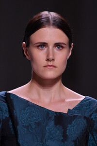 1998527002_GivenchyRunwayParisFashionWeekHauteCoutureQYjdLjD1Qwpx.thumb.jpg.c0ee2afe2d03c383833e4464ed00db97.jpg