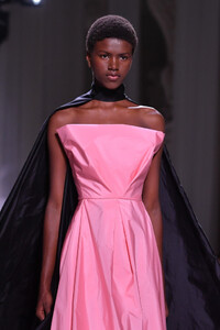 200343073_GivenchyRunwayParisFashionWeekHauteCouturer9WKxKO2Lo2x.thumb.jpg.f7ba7fd4d30ad461aefa5ee80cecbcff.jpg