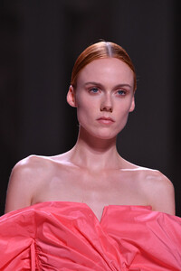 2012396433_GivenchyRunwayParisFashionWeekHauteCoutureySS5c3wMXfGx.thumb.jpg.46dbec64dcaf81426d2cf401f766d963.jpg