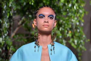 2012608348_ValentinoRunwayParisFashionWeekHauteoS5h0R25yFFx.thumb.jpg.508de8f3a3f53a3a798fddf2736c2adb.jpg