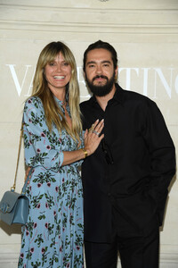 2013629389_HeidiKlumValentinoFrontRowParisFashionekYEjqgd74hx.thumb.jpg.2b2b71c0d430ae5237c652d61d791084.jpg