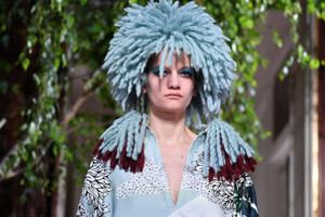 202660950_ValentinoRunwayParisFashionWeekHauteGhNcaituzoJl.thumb.jpg.61d344399bc2de3867b6bf289a868d91.jpg