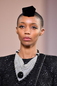 2034925583_GiorgioArmaniPriveRunwayParisFashion1zioE1VomNwx.thumb.jpg.7ad90e7f898146da1006b7d7e8d2329f.jpg