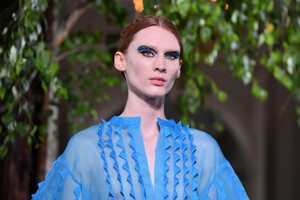 2041442367_ValentinoRunwayParisFashionWeekHauteDmXE35Ud8Xox.thumb.jpg.f88aa75a93ebe61c4cc5151ce913ac58.jpg