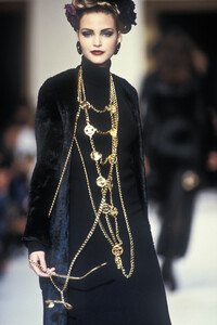 205281038_Chanel1992WomenRTW141.thumb.jpg.45debb4f2476b9f992c843640574b0a0.jpg