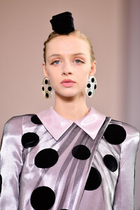 2054930202_GiorgioArmaniPriveRunwayParisFashionwuaml7s5MJmx.thumb.jpg.9a7db04554d2df3efd562716f6ea522f.jpg