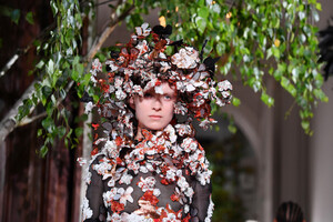 2056027438_ValentinoRunwayParisFashionWeekHauteEjJjiSZ0EpSx.thumb.jpg.c0ab3ddfb31b6e4910f56e53488b4cc5.jpg