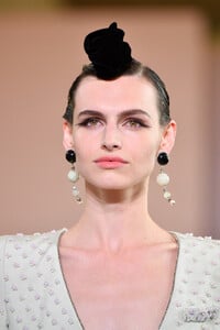 2071424505_GiorgioArmaniPriveRunwayParisFashioneEgOSc3_mOcx.thumb.jpg.6f27448868692ab15f3fdb205ab3a5c3.jpg