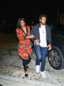 Ciara+Ciara+Russell+Wilson+Outside+Nice+Guy+1oGTwodMwExx.jpg