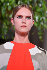 2097981966_ValentinoRunwayParisFashionWeekHautedQ2OWBOnrKXx.thumb.jpg.d12de552b98768dffeeb0f5e7fc459f9.jpg