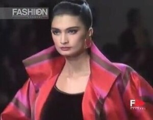 2117555523_OscarDeLaRentaFW19911.thumb.jpg.097560d5491afd476606f1dec996dffd.jpg