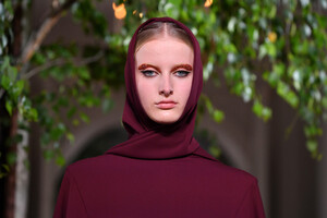 2118447253_ValentinoRunwayParisFashionWeekHaute_urv3kR03-Kx.thumb.jpg.cf118c1e25632770cefcff5e48147c90.jpg