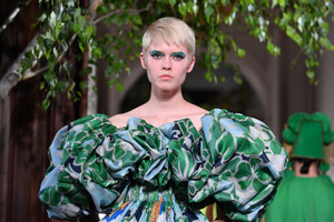 2122556440_ValentinoRunwayParisFashionWeekHauteRNorVdzZT_Qx.thumb.jpg.61e8ec564e6eb1c922fee9a1cb8e9711.jpg
