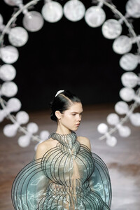 2129042682_IrisVanHerpenRunwayParisFashionWeekN9f66JfwU8Ix.thumb.jpg.a5686c8271be6a8bc076a2290a2a4152.jpg