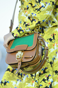 2147288859_MiuMiuClub2020RunwayMP8YpT-REaSx.thumb.jpg.fe24d4b29f5e3b92c905bcdff2f875ab.jpg