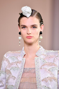 215232901_GiorgioArmaniPriveRunwayParisFashionfjx9E2YZVR3x.thumb.jpg.d706268297d5d81b48f7ba410591306b.jpg