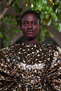 217687042_ValentinoRunwayParisFashionWeekHauteeM2uNiU1Kyyx.thumb.jpg.a20bcf67128525bf805ed5accc086d89.jpg