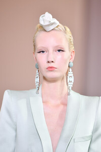 221028823_GiorgioArmaniPriveRunwayParisFashionP3UwfJUgw3Yx.thumb.jpg.ec32330f6d54fff4fa258d1d5104e63e.jpg