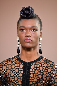 22622081_GiorgioArmaniPriveRunwayParisFashionqCXmmyB4LU4x.thumb.jpg.4ed0aeb19b1ecc95f7883394afedadc5.jpg