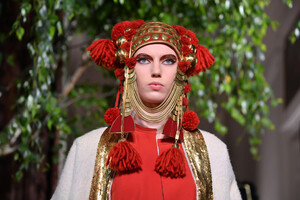 262552808_ValentinoRunwayParisFashionWeekHauteyI9oOYre0LNx.thumb.jpg.eebd879e22b0e4eb41708f471d5a9685.jpg