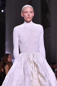 268110230_GivenchyRunwayParisFashionWeekHauteCoutureG45aC1VQWD5x.thumb.jpg.047531928888599606e8844c17c53eb2.jpg