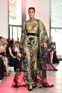 269641110_CindyBrunaElieSaabRunwayParisFashionLTHr8RC2r4ix.thumb.jpg.8479073196d911a72a548f711ee025b4.jpg