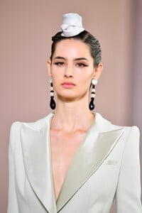 270183312_GiorgioArmaniPriveRunwayParisFashionciEm6RFK2Kux.thumb.jpg.ac1beca8829fffdf47596b67a53df7fd.jpg