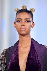 279298202_ElieSaabRunwayParisFashionWeekHauterIr4F2TWaFWx.thumb.jpg.3070661ed8deb2098a6fbc3559223cf1.jpg