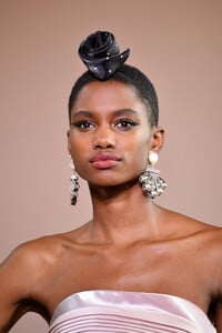 293773356_GiorgioArmaniPriveRunwayParisFashionqMZT_lroBcMx.thumb.jpg.ecf67680f8e7ea24cc6acc8746b10374.jpg
