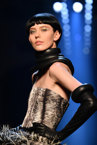 297954626_JeanPaulGaultierRunwayParisFashionWeektDkpIgbFS1Rx.thumb.jpg.59dac9543de41e533c3d232fda9175c4.jpg