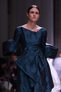 30342066_GivenchyRunwayParisFashionWeekHauteCouture4ejuA3Y5Q5Qx.thumb.jpg.9b203a08a6a141de036be0d85e09db64.jpg
