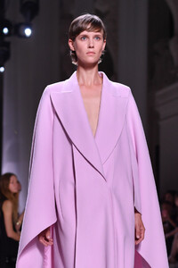 315283688_GivenchyRunwayParisFashionWeekHauteCouturefCMFx6MO7c9x.thumb.jpg.228ac8005e7d0ed25dad9fbf8e8496ac.jpg