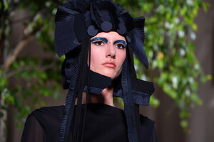 318033041_ValentinoRunwayParisFashionWeekHauteZTRweEi9Hr6x.thumb.jpg.8324497e875e67e7ff048c62ad4fd4e5.jpg