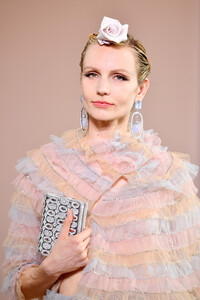 324459124_GiorgioArmaniPriveRunwayParisFashionDLvciLy8O80x.thumb.jpg.86c19d230b14f8bce0330538d7ecb706.jpg
