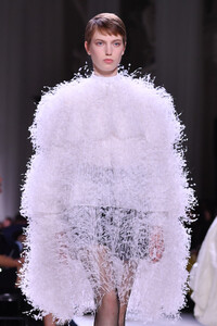 324475778_GivenchyRunwayParisFashionWeekHauteCoutureWzELlwZcGwix.thumb.jpg.563983b3d54bc9bd69c65b3c74a89ee3.jpg