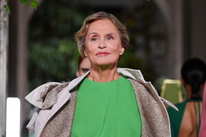 330073452_ValentinoRunwayParisFashionWeekHauteGRKVtneIKXHx.thumb.jpg.596756c1045834935ccd46d4459dc132.jpg