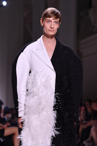 339672935_GivenchyRunwayParisFashionWeekHauteCoutureucII7YjwFHTx.thumb.jpg.c24064b97e6820ce5ff4b3ea58a44981.jpg