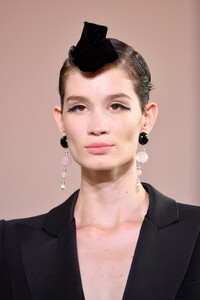 356514254_GiorgioArmaniPriveRunwayParisFashionp7TuV34nY1nx.thumb.jpg.59be2fe755be134389660566a34e4f2c.jpg