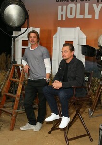 Brad-Pitt-Photobombing-Margot-Robbie-Leonardo-DiCaprio (3).jpg
