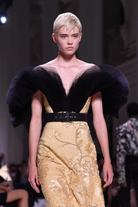 377340993_GivenchyRunwayParisFashionWeekHauteCouturebUdyd90Kmw5x.thumb.jpg.a5130802f8484b7ab4c70ac86c436dc7.jpg