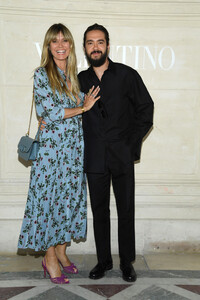 391842761_HeidiKlumValentinoFrontRowParisFashion7Lj4yH6S3L_x.thumb.jpg.3bf27a879fdc1a151265728043f2bd08.jpg