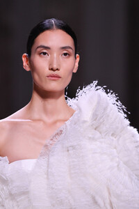 397177329_GivenchyRunwayParisFashionWeekHauteCoutureqadk3NETwpCx.thumb.jpg.c289ef9f1ca5c21347c91cba67f46110.jpg