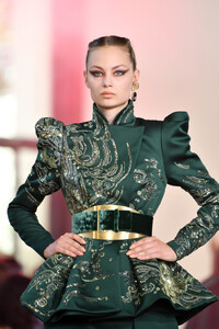 401824031_ElieSaabRunwayParisFashionWeekHauteiebOg4LxhjWx.thumb.jpg.3074fd82a7322db55df59da369ca9313.jpg