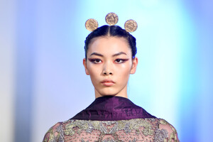 417574244_ElieSaabRunwayParisFashionWeekHautelZ20tUqDNX_x.thumb.jpg.df33769d1252851930b2eae80a5aa026.jpg