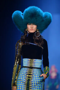 445743643_JeanPaulGaultierRunwayParisFashionWeekVCVA0OzTkJJx.thumb.jpg.d37fc8d201f5ccd8088f299f994b6352.jpg