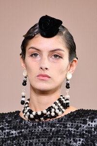 447033476_GiorgioArmaniPriveRunwayParisFashionVoCHEfXNOGzx.thumb.jpg.a6c5219a16b6c2fde71c2ed5a8b91db7.jpg