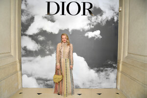 Elisabeth+Moss+Christian+Dior+Photocall+Paris+zMY4JmrIz1Px.jpg