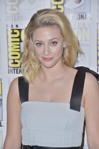 Lili+Reinhart+Riverdale+Photo+Call+Comic+Con+g47m_Zyf7-Nx.jpg