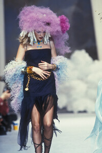 459587354_Chanel1992HauteCouture89.thumb.jpg.bc23e5d91b67c69238cae4d9480f12f8.jpg